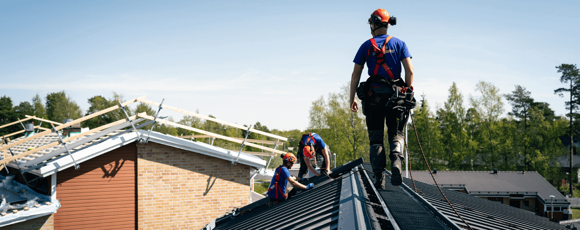 kattoturvatuotteet ja sadevesijärjestelmät asennetaan kattoremontin yhteydessä