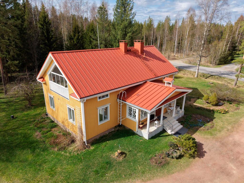 Kaksikerroksiseen omakotitaloon on uusittu punainen peltikate